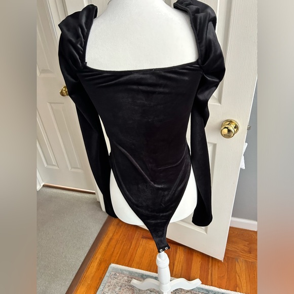 NWT Francesca’s size s faux velvet black body suit with puff sleeve - Picture 4 of 12